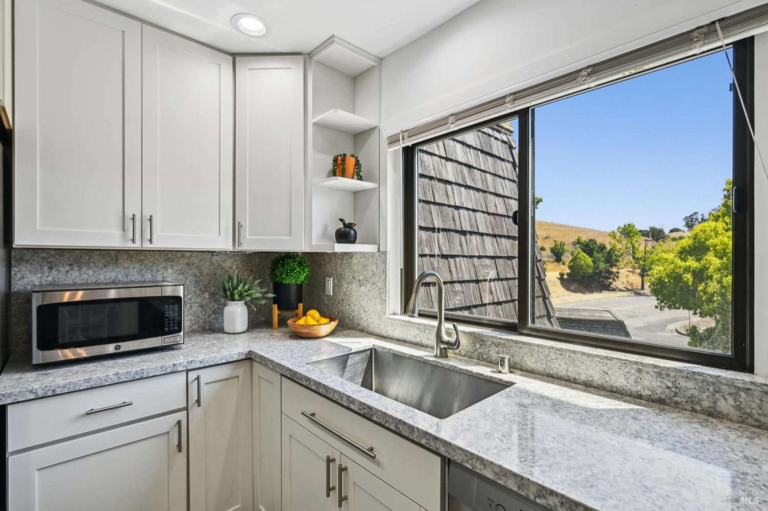 Detail Gallery Image 10 of 54 For 239 Knollwood Dr, San Rafael,  CA 94901 - 2 Beds | 2/1 Baths