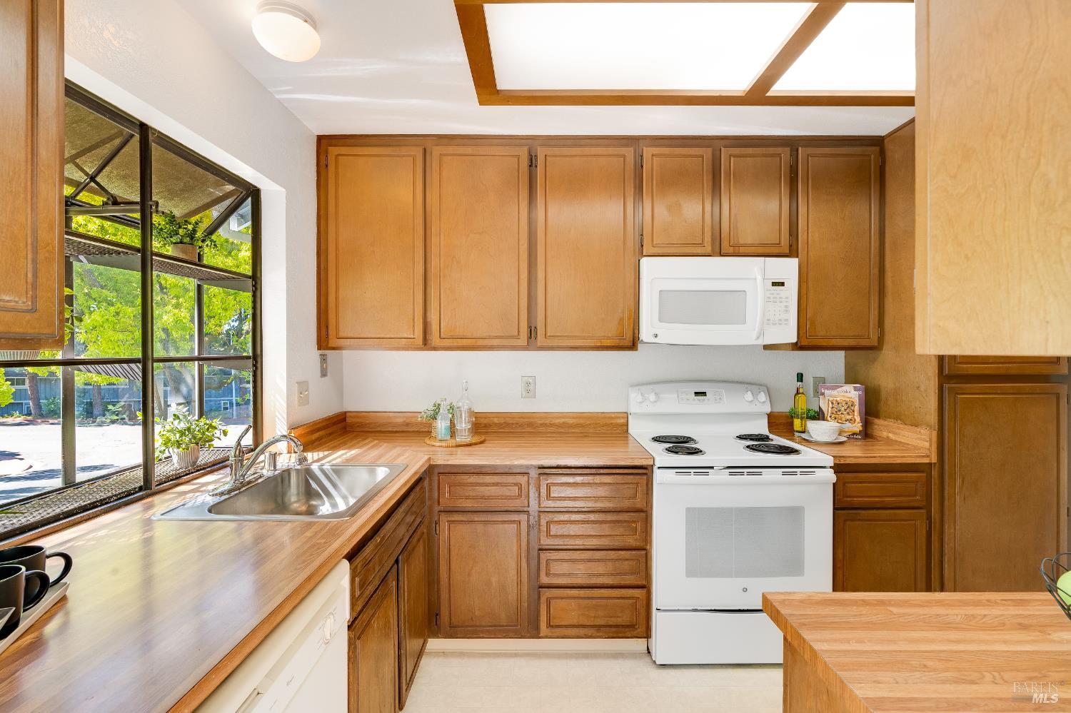 Detail Gallery Image 8 of 33 For 2000 Clearview Cir, Benicia,  CA 94510 - 3 Beds | 2/1 Baths