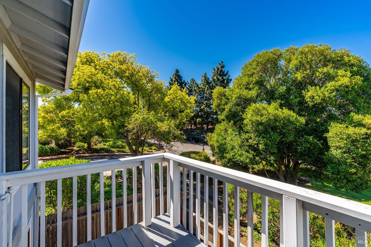 Detail Gallery Image 16 of 33 For 2000 Clearview Cir, Benicia,  CA 94510 - 3 Beds | 2/1 Baths