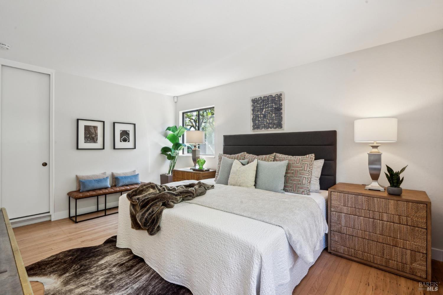 Detail Gallery Image 15 of 28 For 308 E Strawberry Dr, Mill Valley,  CA 94941 - 3 Beds | 2 Baths