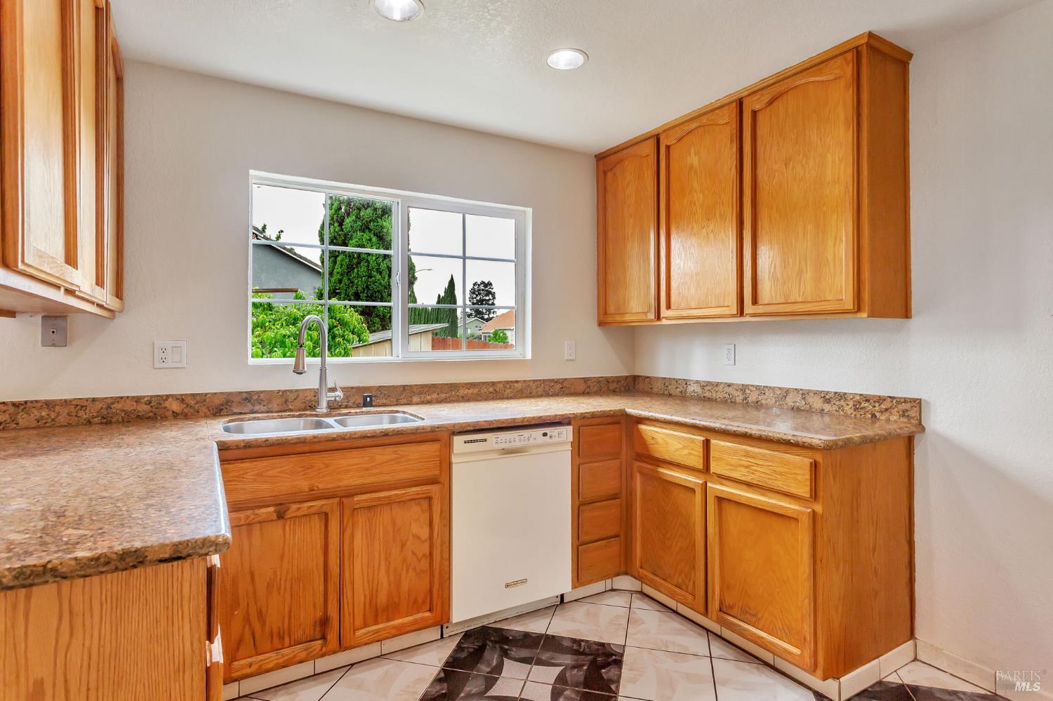 Detail Gallery Image 15 of 46 For 1001 Suffolk Way, Fairfield,  CA 94533 - 5 Beds | 3 Baths
