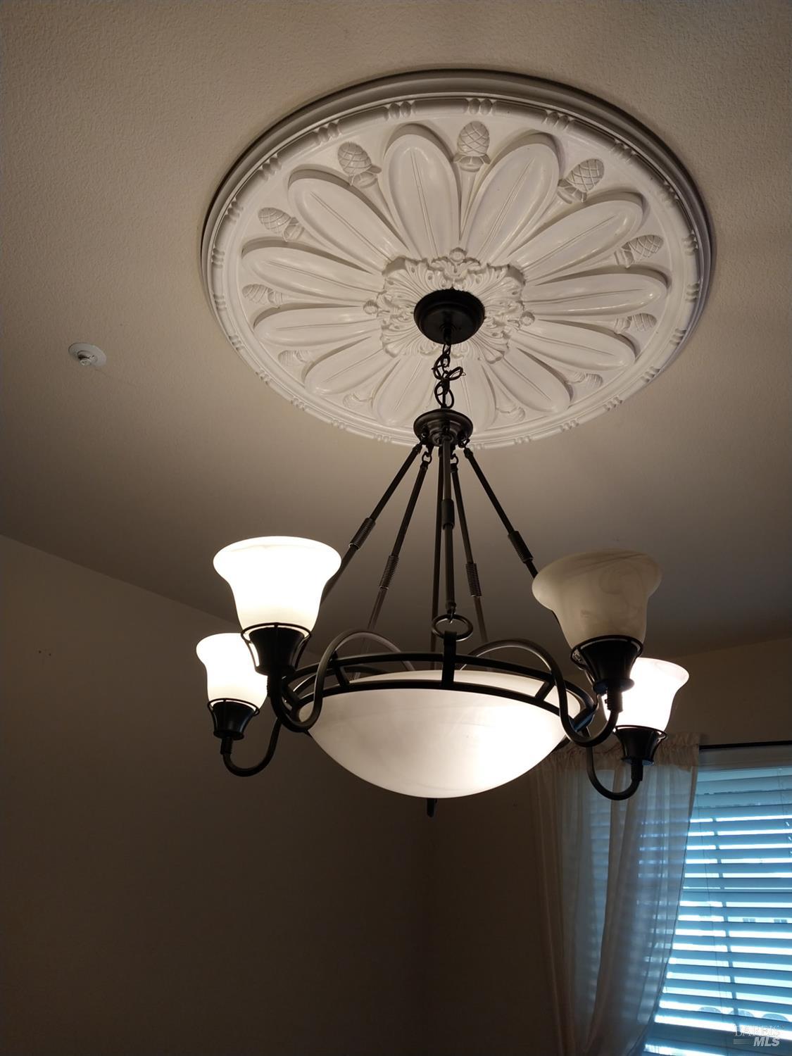 Detail Gallery Image 14 of 54 For 304 Ranch House Dr, Cloverdale,  CA 95425 - 5 Beds | 3 Baths