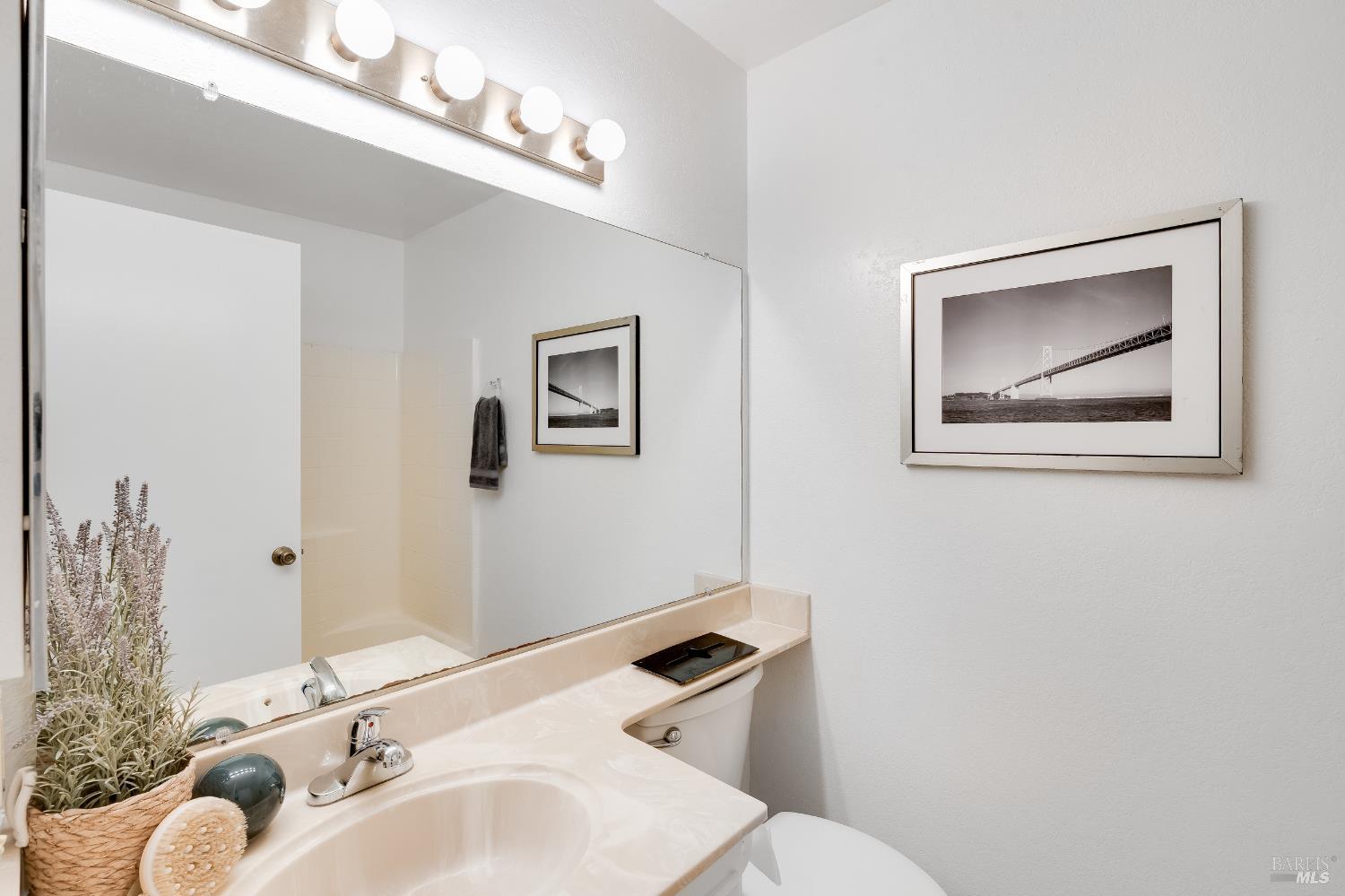 Detail Gallery Image 19 of 33 For 2000 Clearview Cir, Benicia,  CA 94510 - 3 Beds | 2/1 Baths