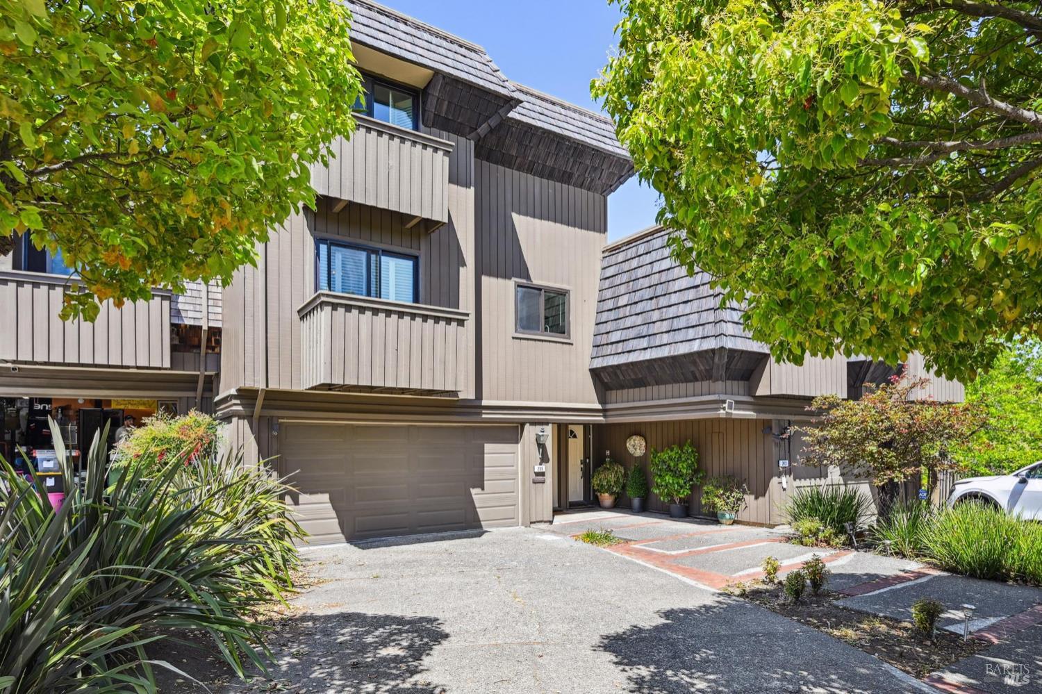 Detail Gallery Image 3 of 54 For 239 Knollwood Dr, San Rafael,  CA 94901 - 2 Beds | 2/1 Baths