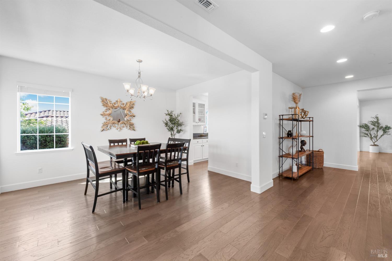 Detail Gallery Image 13 of 66 For 4012 Jade Crest Hill Way, Vacaville,  CA 95688 - 6 Beds | 4/1 Baths