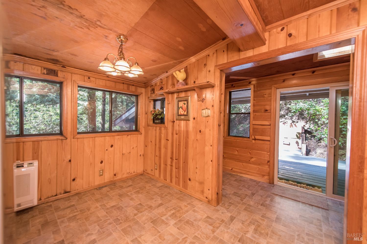 Detail Gallery Image 5 of 49 For 11917 Laurel Ave, Forestville,  CA 95436 - 3 Beds | 3 Baths
