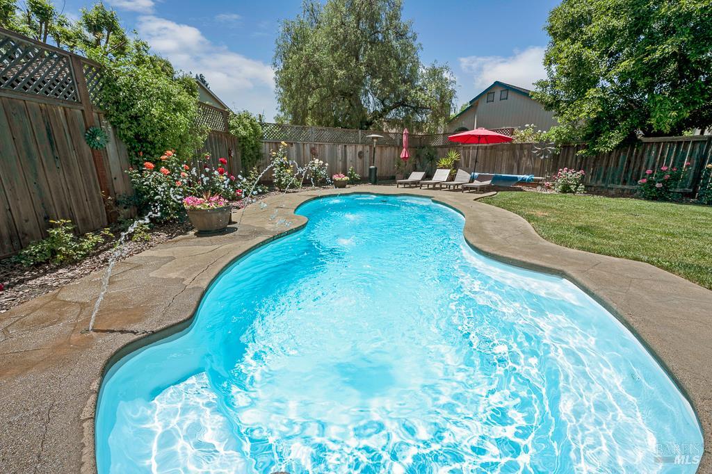 Detail Gallery Image 37 of 46 For 1405 Montana Pl, Rohnert Park,  CA 94928 - 4 Beds | 2/1 Baths