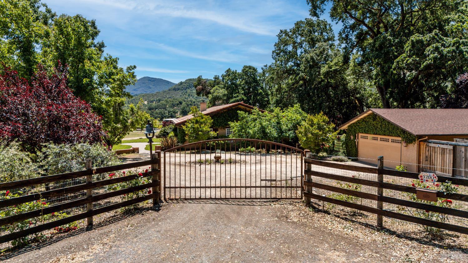 Detail Gallery Image 1 of 50 For 3700 Feliz Creek Rd, Hopland,  CA 95449 - 3 Beds | 3 Baths