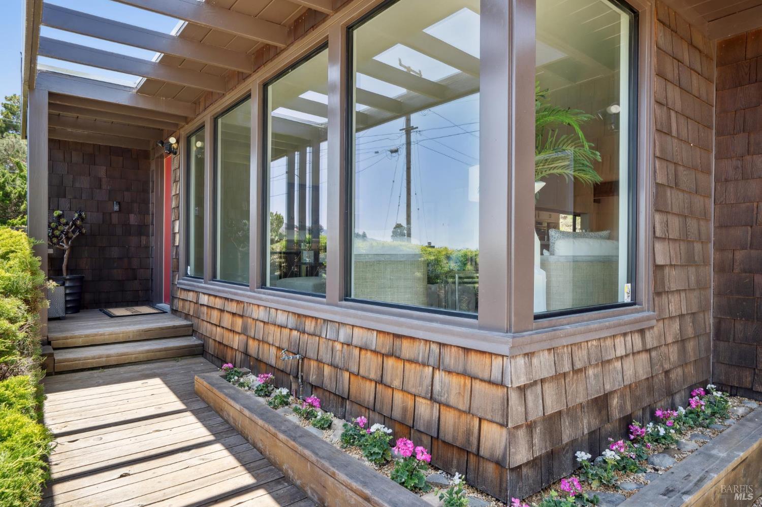 Detail Gallery Image 2 of 28 For 308 E Strawberry Dr, Mill Valley,  CA 94941 - 3 Beds | 2 Baths