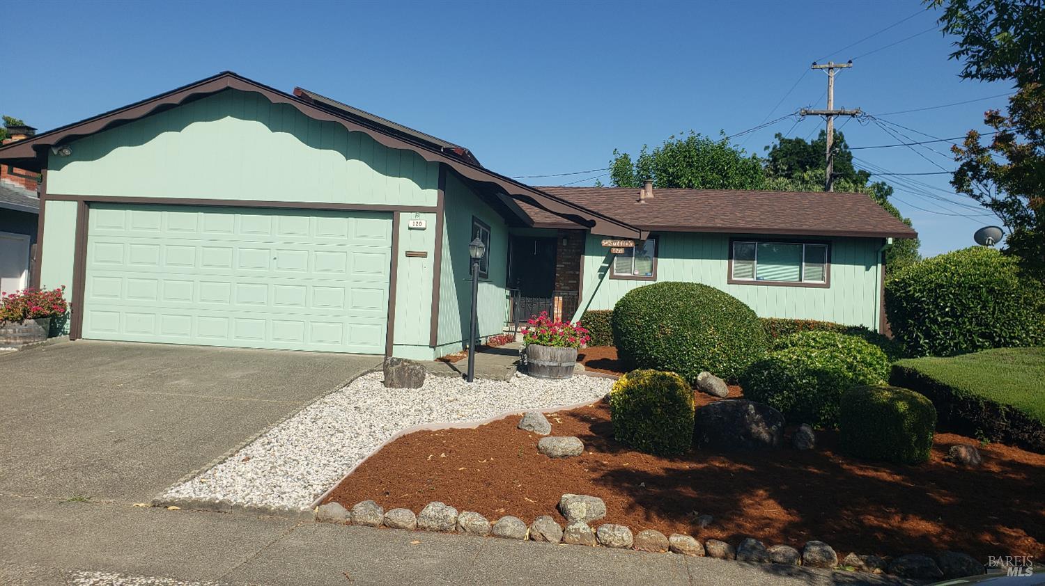 Detail Gallery Image 1 of 14 For 120 Heather Dr, Santa Rosa,  CA 95401 - 3 Beds | 2 Baths