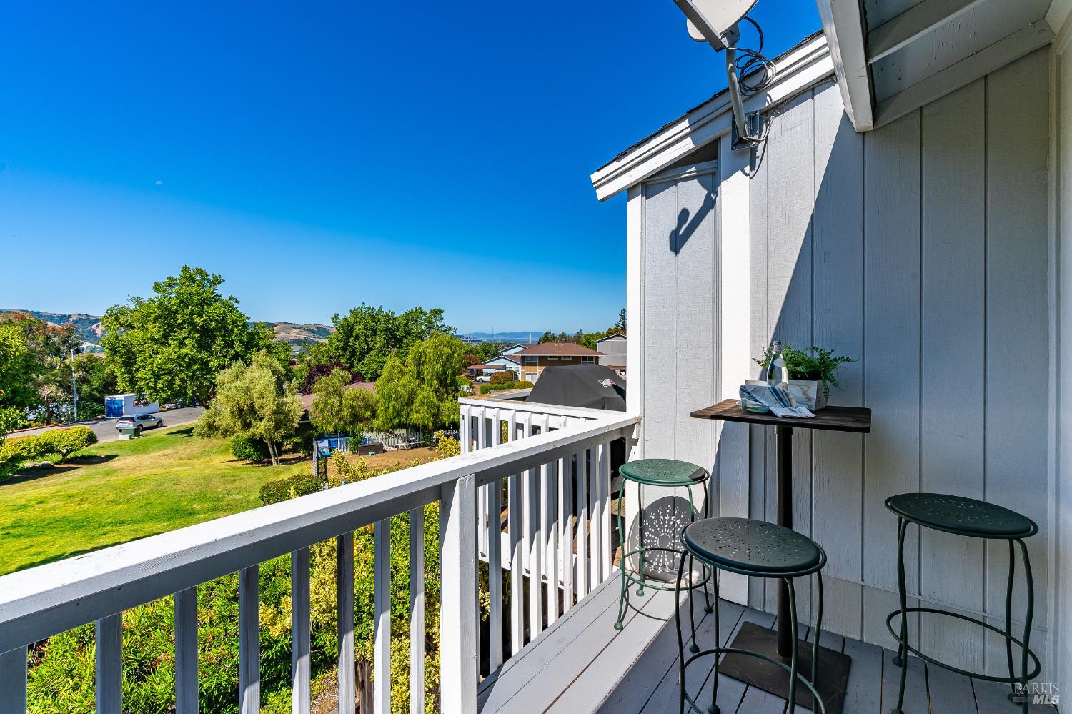 Detail Gallery Image 17 of 33 For 2000 Clearview Cir, Benicia,  CA 94510 - 3 Beds | 2/1 Baths