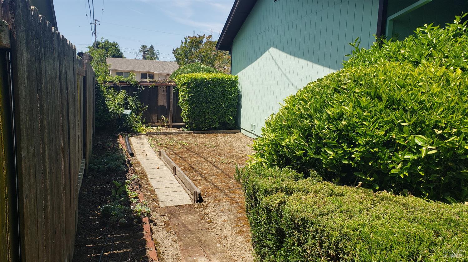 Detail Gallery Image 12 of 14 For 120 Heather Dr, Santa Rosa,  CA 95401 - 3 Beds | 2 Baths