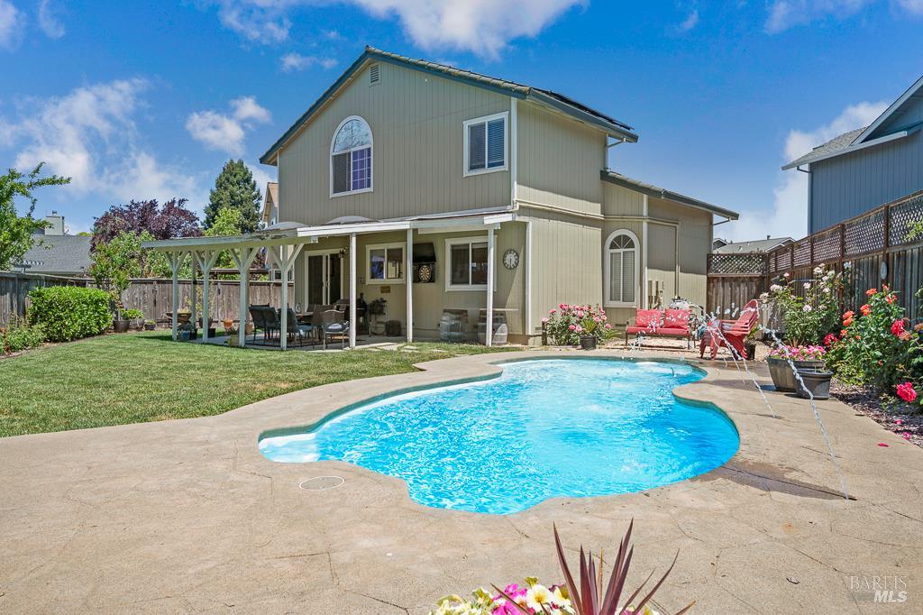 Detail Gallery Image 1 of 46 For 1405 Montana Pl, Rohnert Park,  CA 94928 - 4 Beds | 2/1 Baths