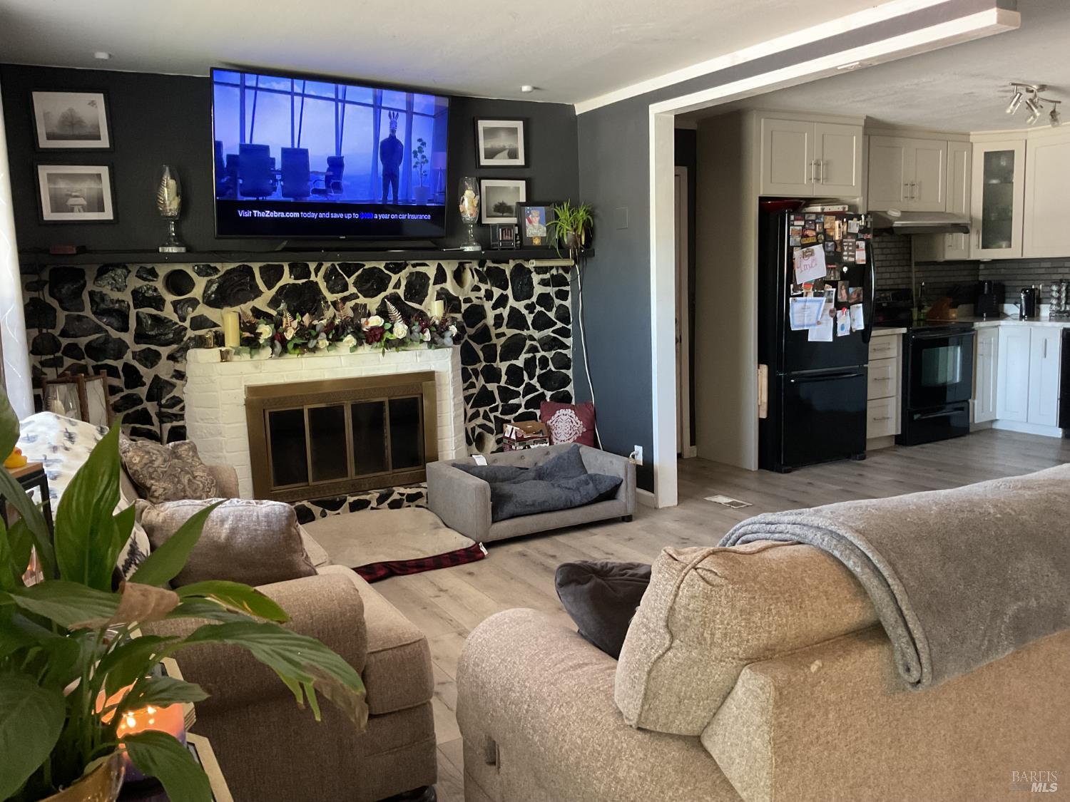 Detail Gallery Image 2 of 30 For 588 Pebble Way, Clearlake Oaks,  CA 95423 - 3 Beds | 2 Baths