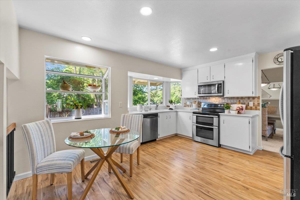 Detail Gallery Image 17 of 56 For 1503 Galaxy Ct, Rohnert Park,  CA 94928 - 4 Beds | 2/1 Baths