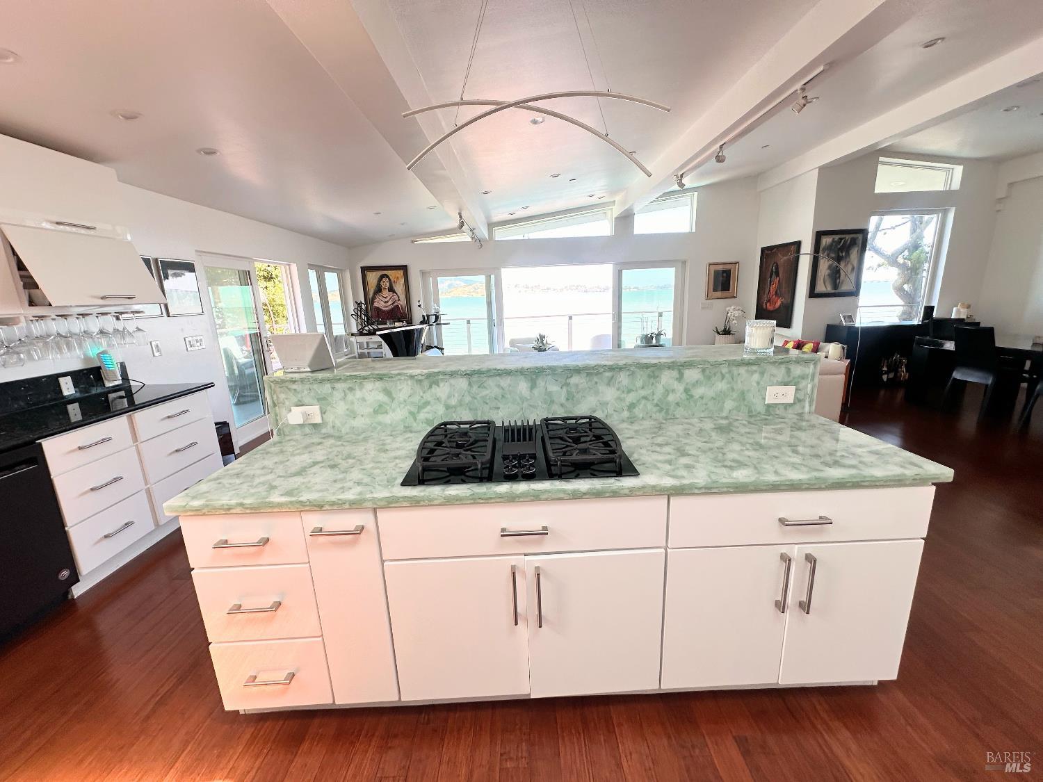 Detail Gallery Image 18 of 53 For 5148 E Paradise Dr, Corte Madera,  CA 94925 - 5 Beds | 5 Baths