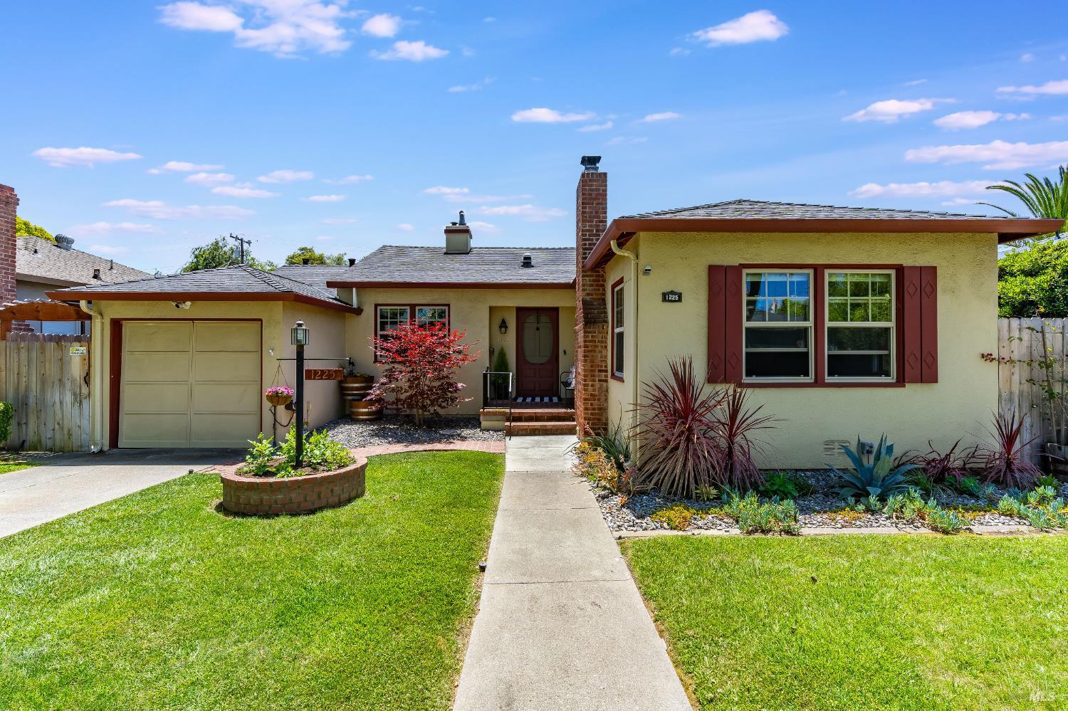 Detail Gallery Image 1 of 33 For 1225 Arkansas St, Vallejo,  CA 94590 - 2 Beds | 1 Baths