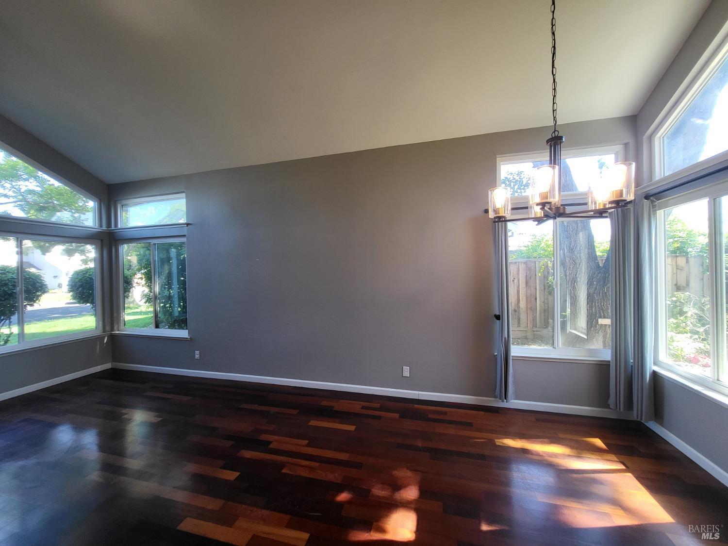 Detail Gallery Image 3 of 27 For 496 Lupine Cir, Vacaville,  CA 95687 - 3 Beds | 2/1 Baths
