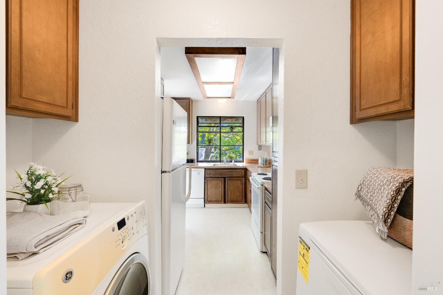 Detail Gallery Image 11 of 33 For 2000 Clearview Cir, Benicia,  CA 94510 - 3 Beds | 2/1 Baths