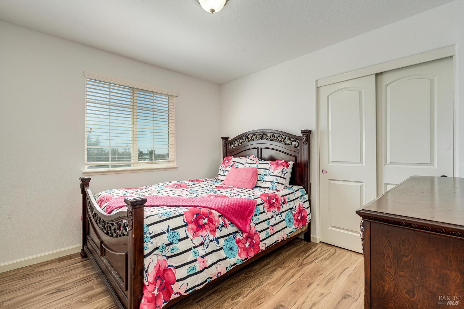 Detail Gallery Image 14 of 31 For 236 Cogburn Way, Vacaville,  CA 95687 - 5 Beds | 2/1 Baths