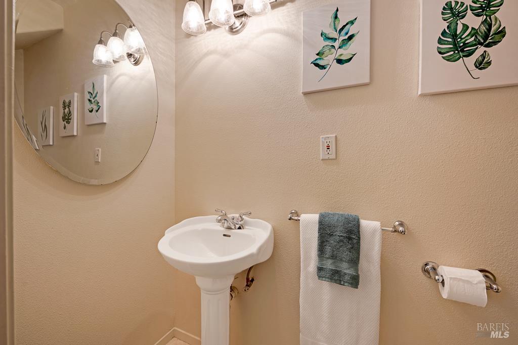 Detail Gallery Image 19 of 44 For 1237 Humboldt St, Santa Rosa,  CA 95404 - 3 Beds | 3/1 Baths