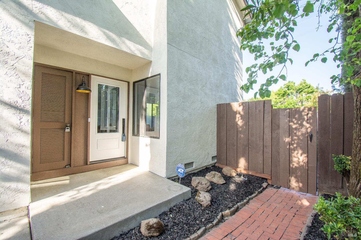 Detail Gallery Image 4 of 51 For 1986 Larchmont Cir, Fairfield,  CA 94534 - 3 Beds | 2/1 Baths