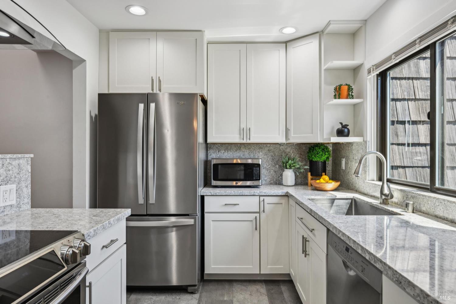 Detail Gallery Image 8 of 54 For 239 Knollwood Dr, San Rafael,  CA 94901 - 2 Beds | 2/1 Baths