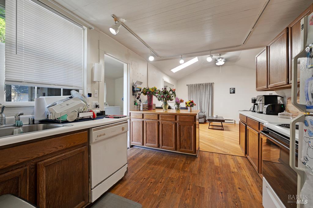 Detail Gallery Image 36 of 44 For 1237 Humboldt St, Santa Rosa,  CA 95404 - 3 Beds | 3/1 Baths