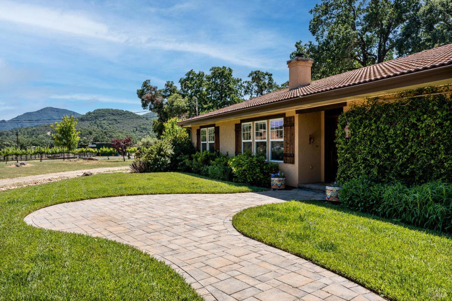 Detail Gallery Image 2 of 50 For 3700 Feliz Creek Rd, Hopland,  CA 95449 - 3 Beds | 3 Baths