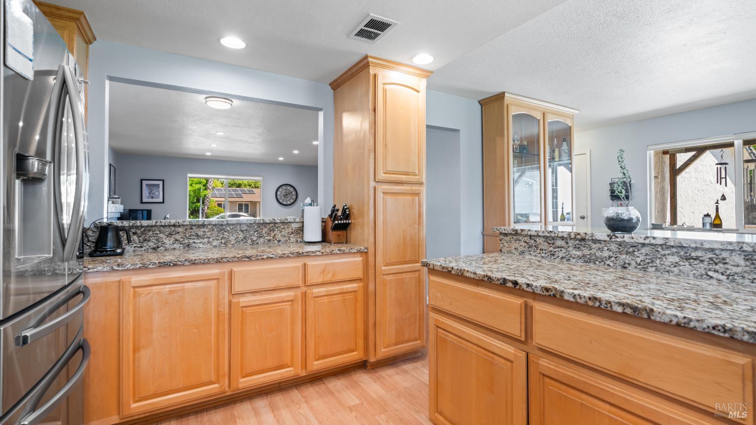 Detail Gallery Image 5 of 38 For 1192 Devonshire Dr, Vacaville,  CA 95687 - 4 Beds | 2/1 Baths