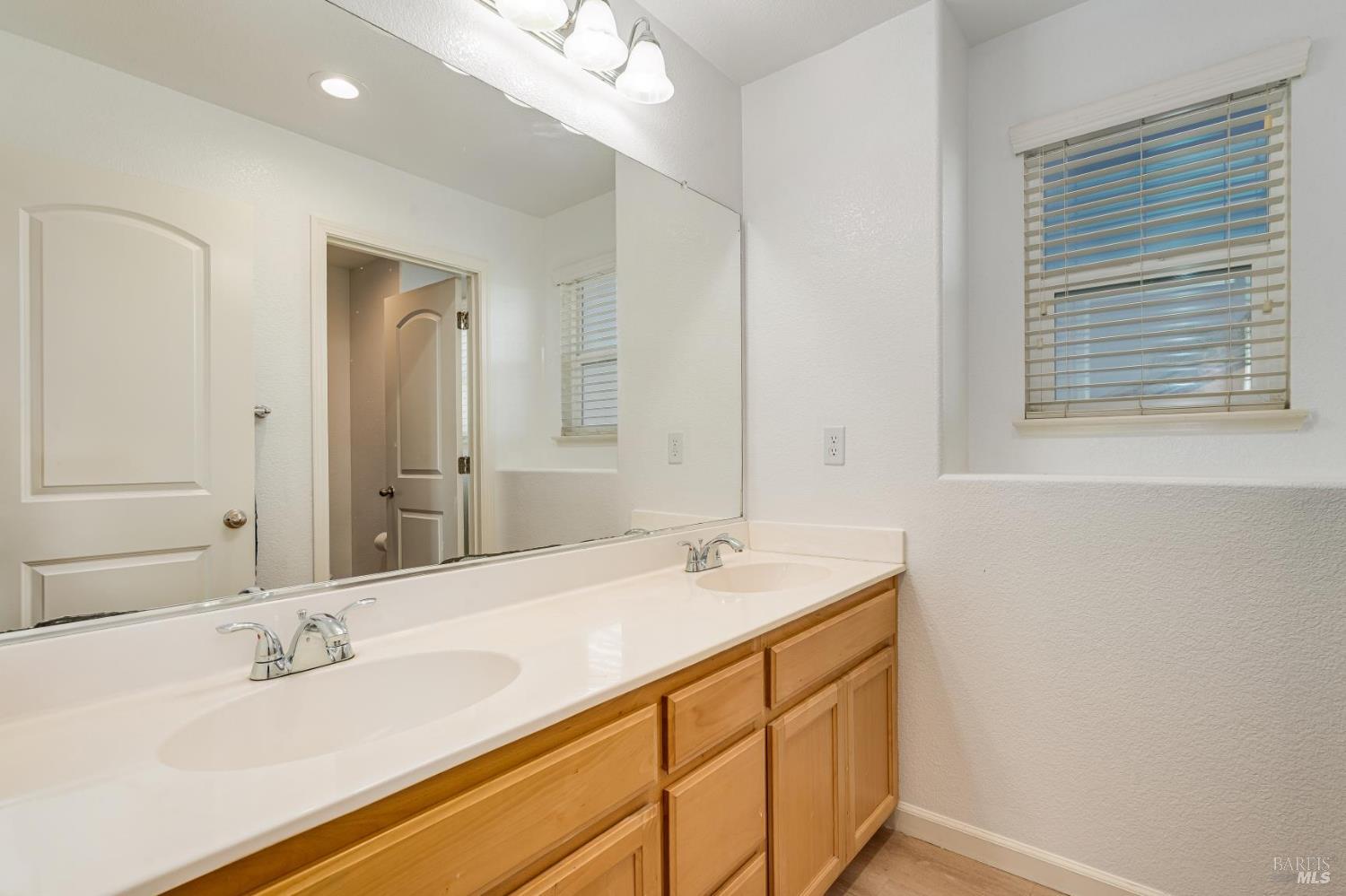 Detail Gallery Image 16 of 31 For 236 Cogburn Way, Vacaville,  CA 95687 - 5 Beds | 2/1 Baths