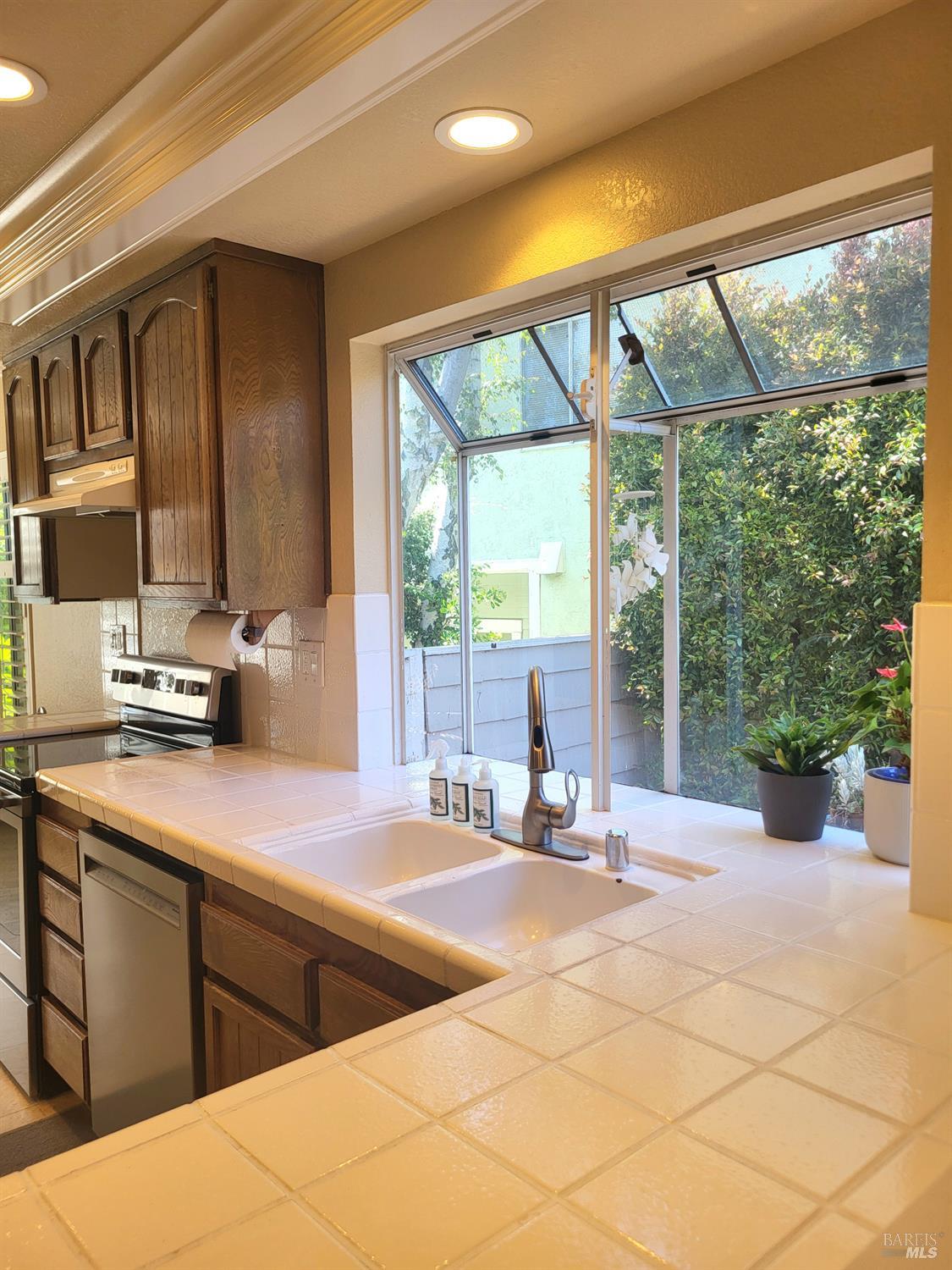 Detail Gallery Image 13 of 36 For 170 Moonraker Ct, Vallejo,  CA 94590 - 3 Beds | 2 Baths