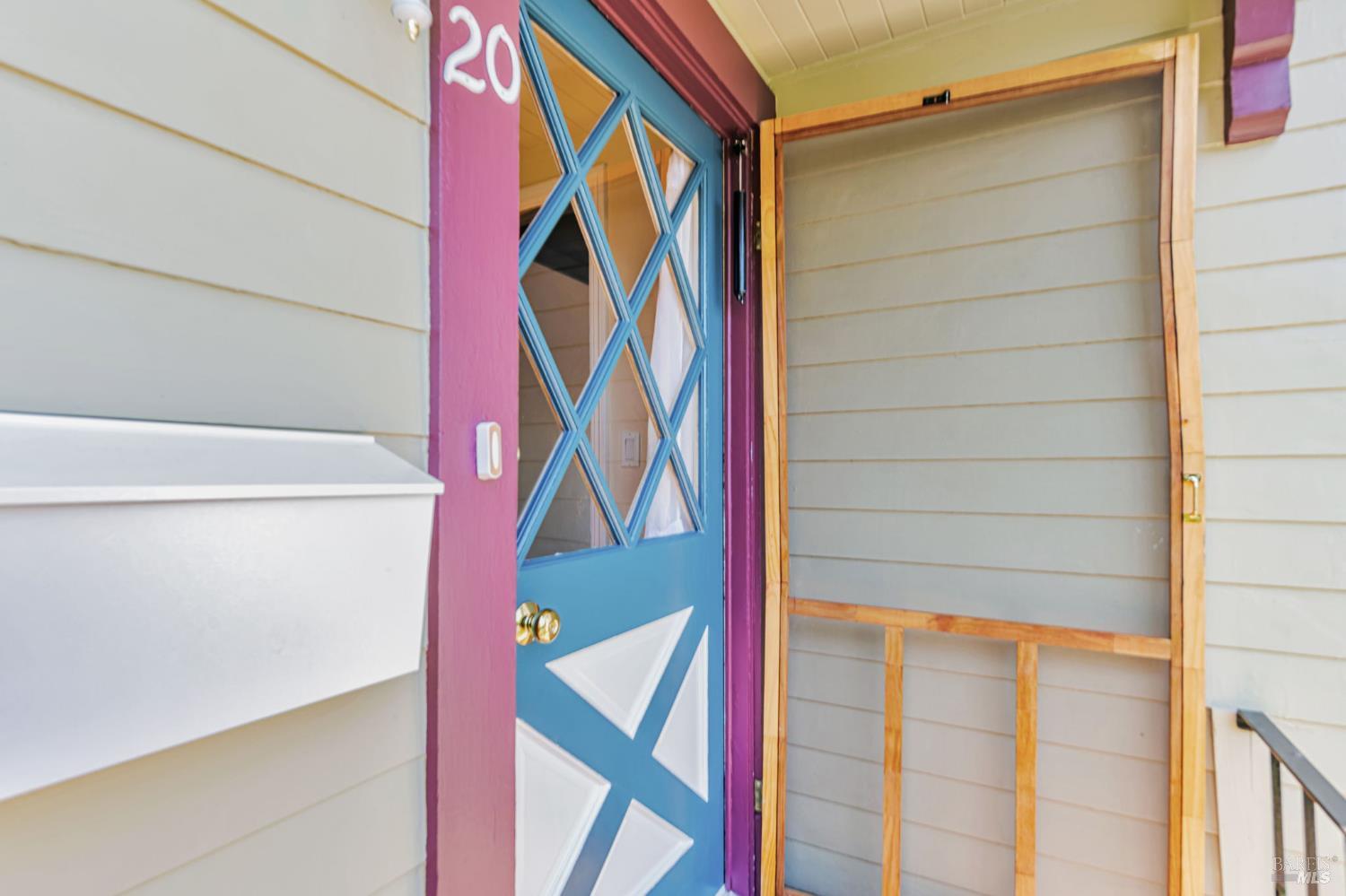 Detail Gallery Image 3 of 38 For 20 Laurel Ave, Petaluma,  CA 94952 - 2 Beds | 1 Baths