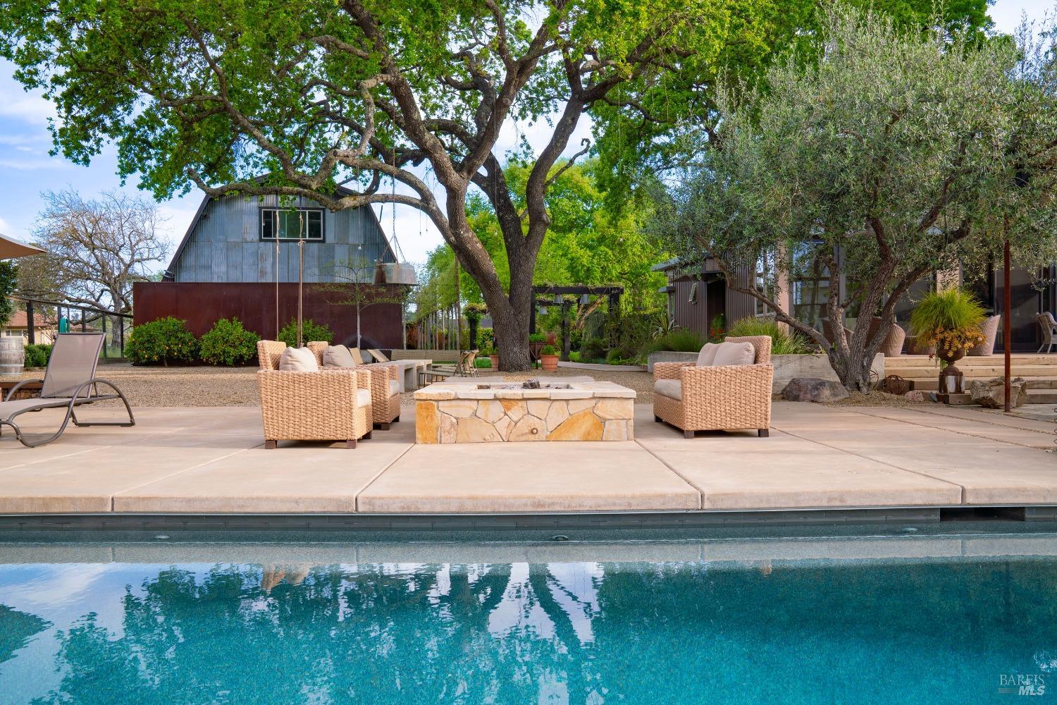 Detail Gallery Image 4 of 70 For 1067 Darms Ln, Napa,  CA 94558 - 5 Beds | 3 Baths