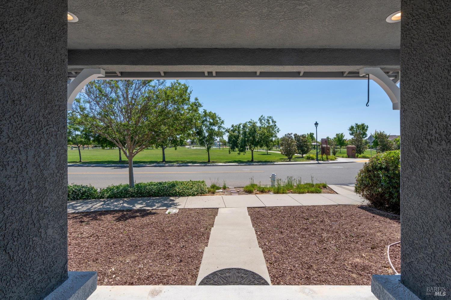 Detail Gallery Image 3 of 31 For 236 Cogburn Way, Vacaville,  CA 95687 - 5 Beds | 2/1 Baths
