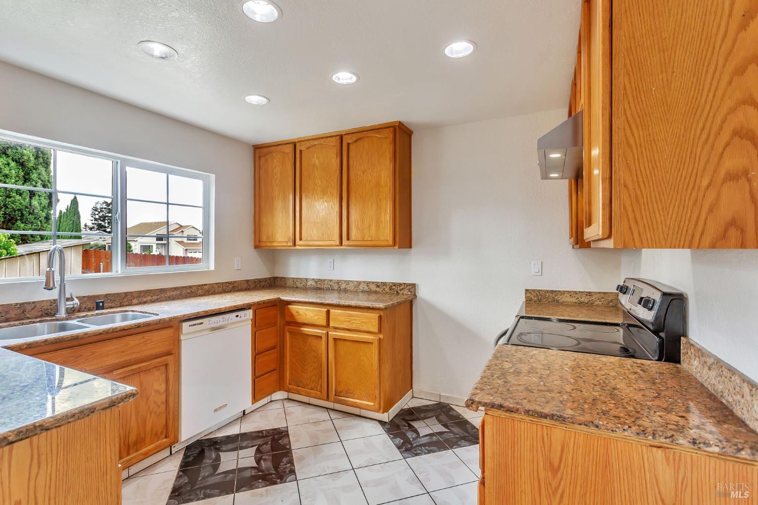 Detail Gallery Image 16 of 46 For 1001 Suffolk Way, Fairfield,  CA 94533 - 5 Beds | 3 Baths
