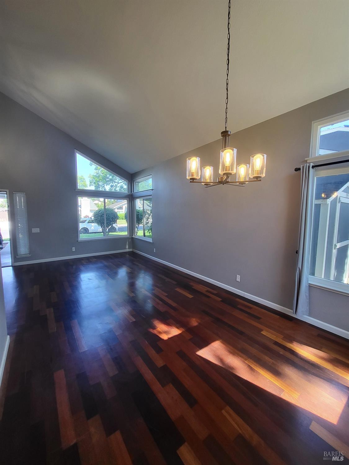 Detail Gallery Image 4 of 27 For 496 Lupine Cir, Vacaville,  CA 95687 - 3 Beds | 2/1 Baths