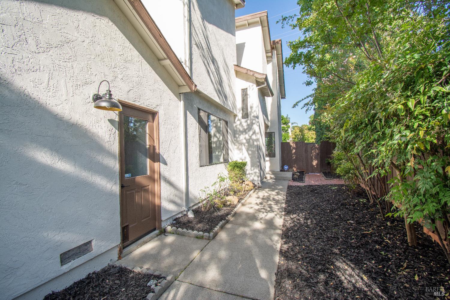 Detail Gallery Image 3 of 51 For 1986 Larchmont Cir, Fairfield,  CA 94534 - 3 Beds | 2/1 Baths