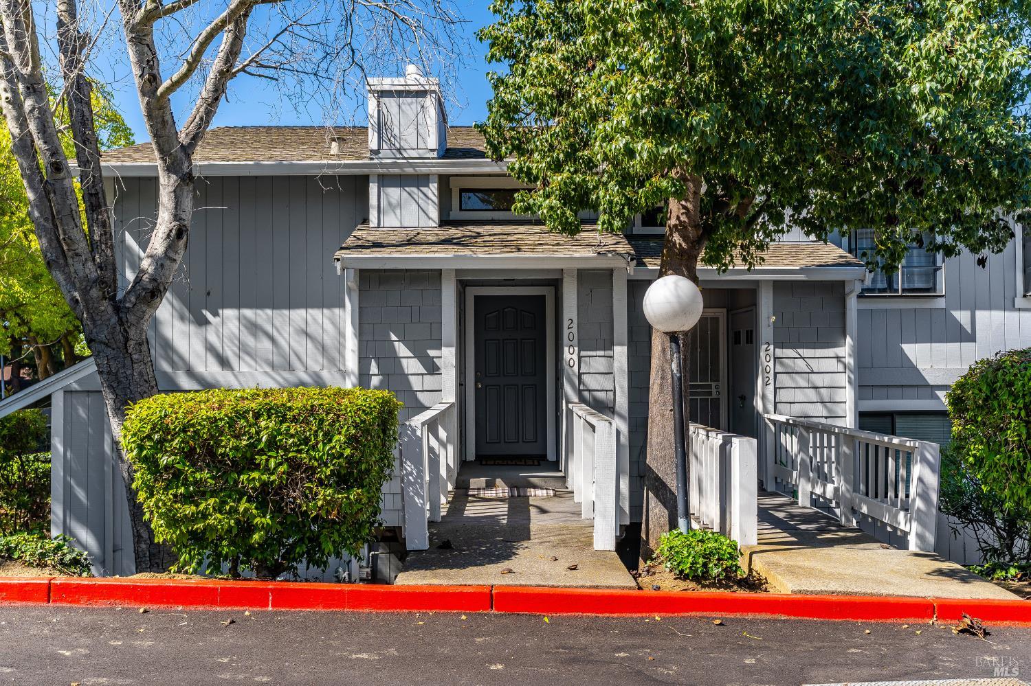 Detail Gallery Image 1 of 33 For 2000 Clearview Cir, Benicia,  CA 94510 - 3 Beds | 2/1 Baths