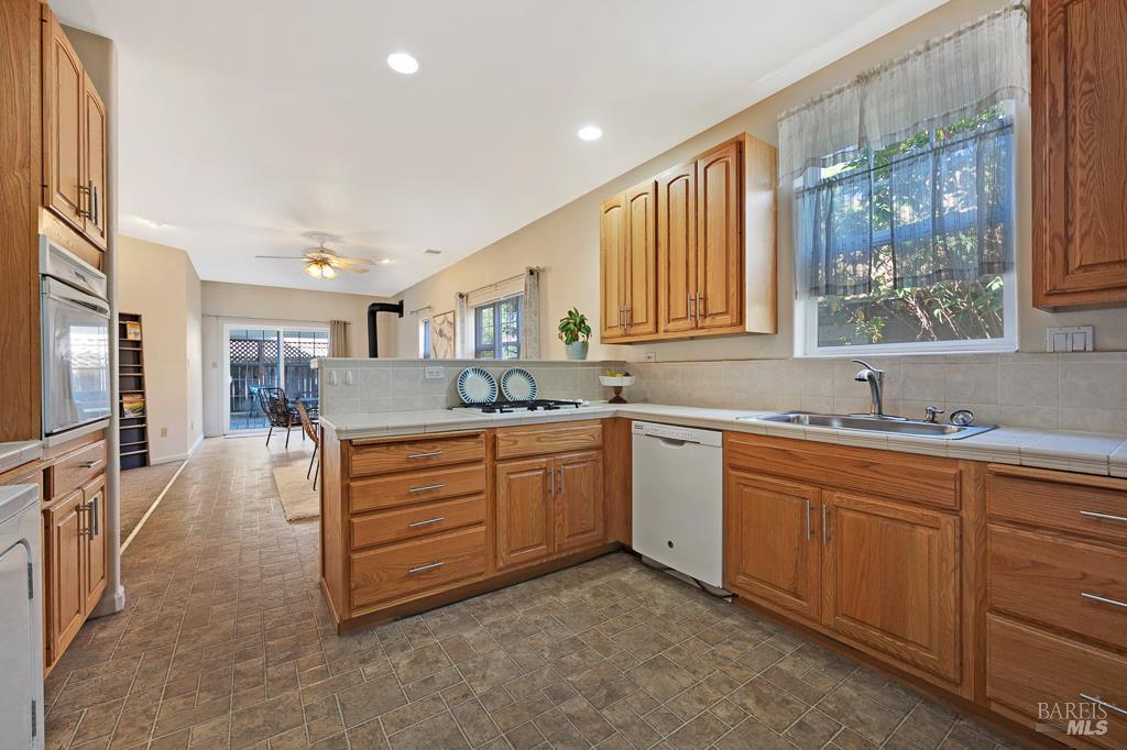 Detail Gallery Image 12 of 44 For 1237 Humboldt St, Santa Rosa,  CA 95404 - 3 Beds | 3/1 Baths
