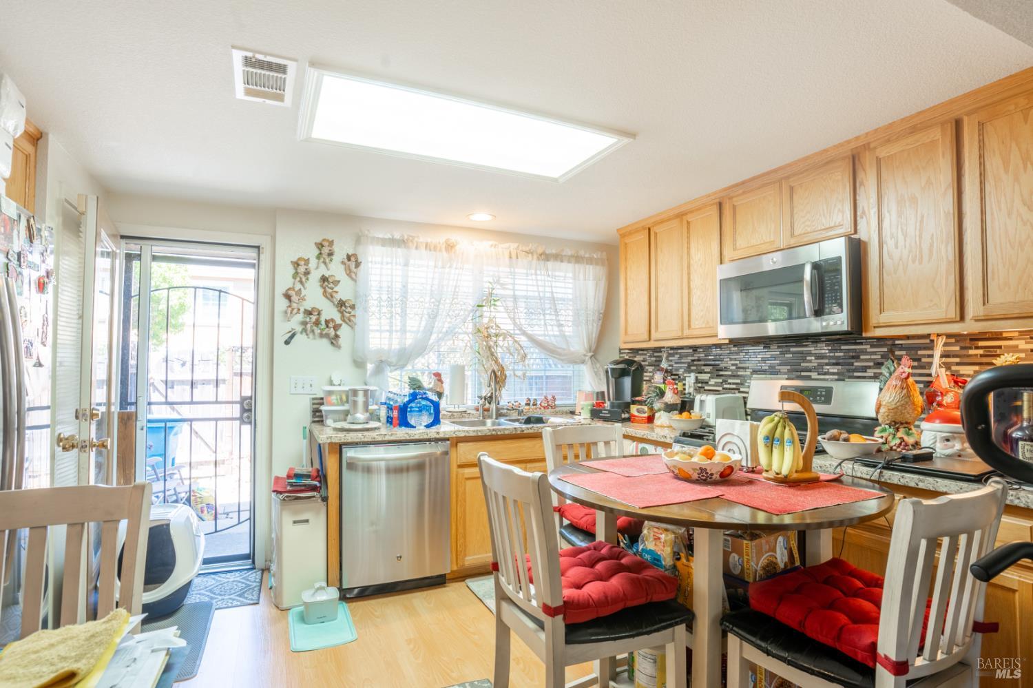 Detail Gallery Image 8 of 18 For 710 Daniels Ave, Vallejo,  CA 94590 - 2 Beds | 1 Baths