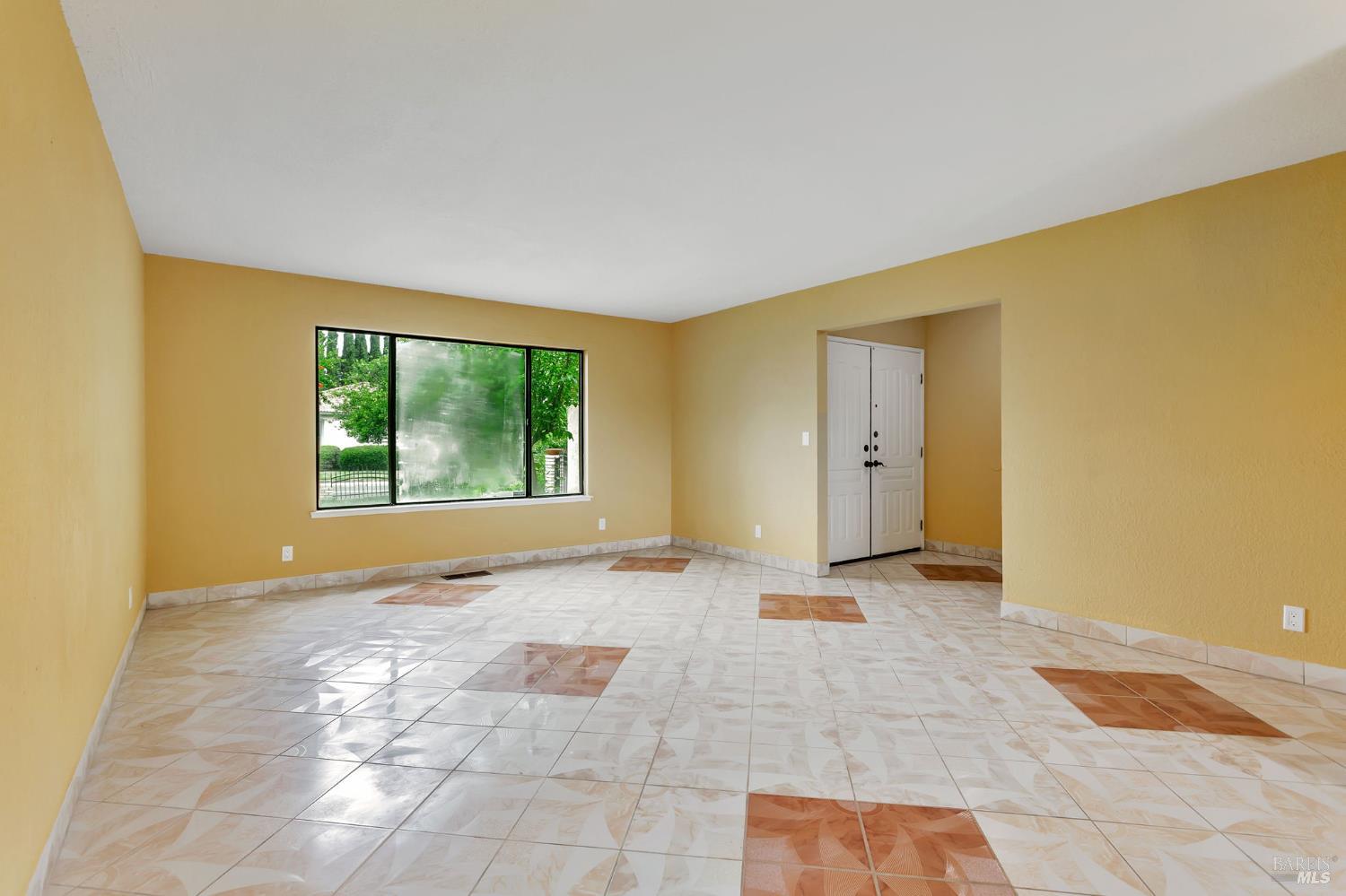 Detail Gallery Image 7 of 46 For 1001 Suffolk Way, Fairfield,  CA 94533 - 5 Beds | 3 Baths