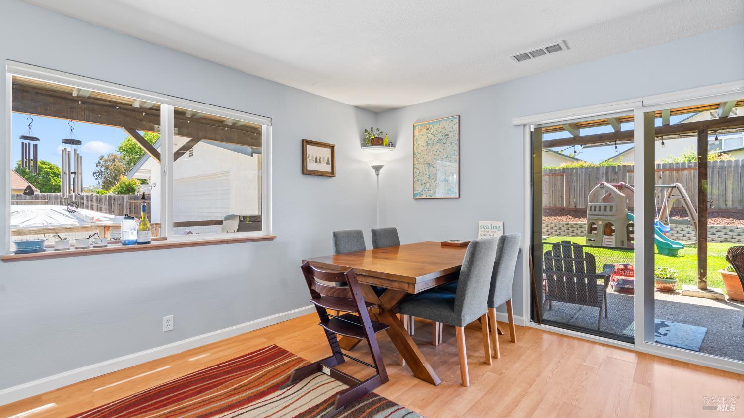 Detail Gallery Image 9 of 38 For 1192 Devonshire Dr, Vacaville,  CA 95687 - 4 Beds | 2/1 Baths