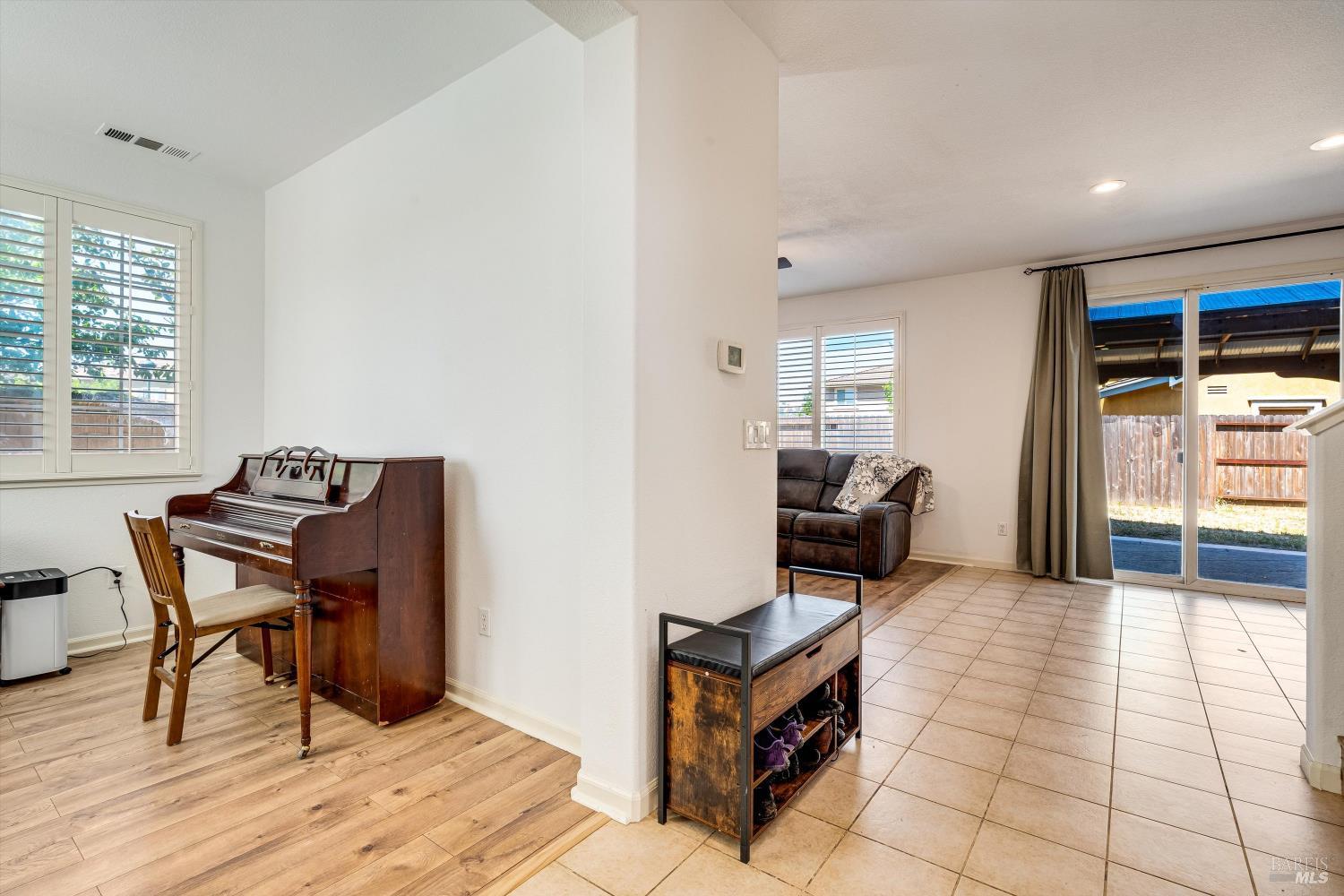 Detail Gallery Image 6 of 31 For 236 Cogburn Way, Vacaville,  CA 95687 - 5 Beds | 2/1 Baths