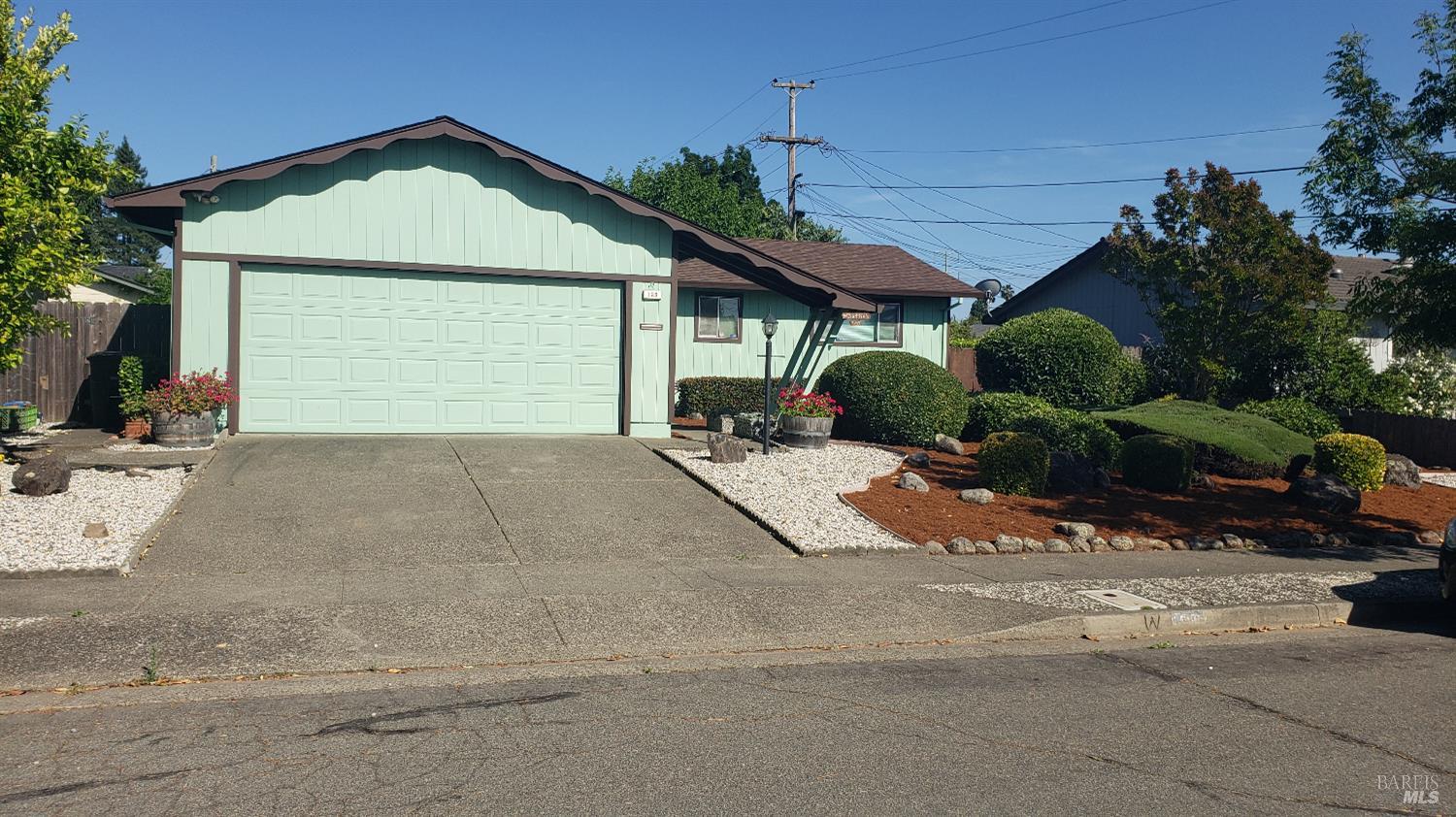 Detail Gallery Image 2 of 14 For 120 Heather Dr, Santa Rosa,  CA 95401 - 3 Beds | 2 Baths