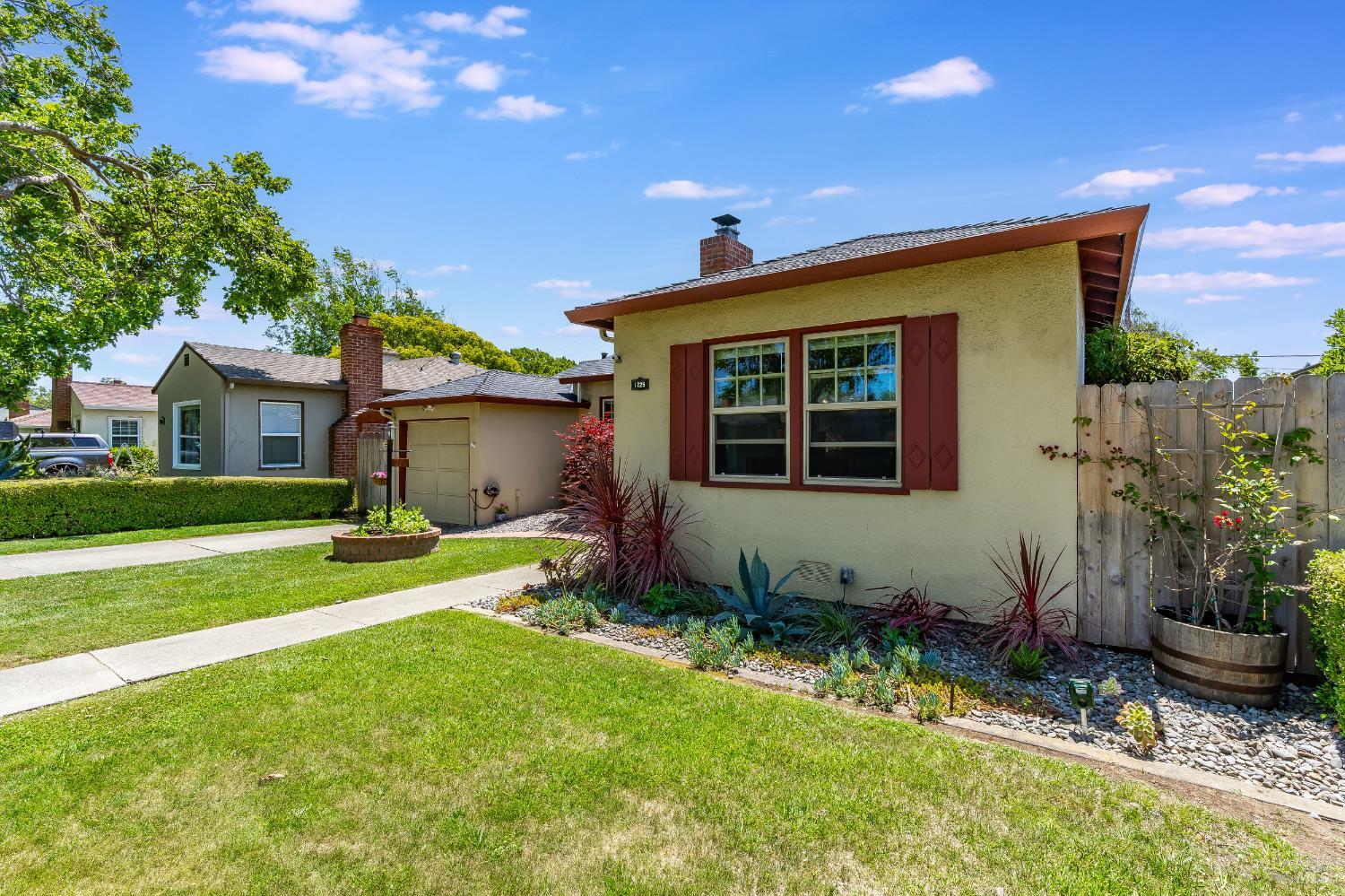 Detail Gallery Image 4 of 33 For 1225 Arkansas St, Vallejo,  CA 94590 - 2 Beds | 1 Baths
