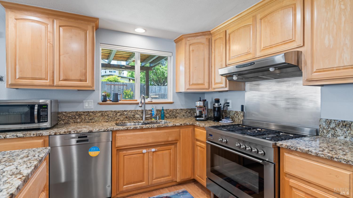 Detail Gallery Image 4 of 38 For 1192 Devonshire Dr, Vacaville,  CA 95687 - 4 Beds | 2/1 Baths