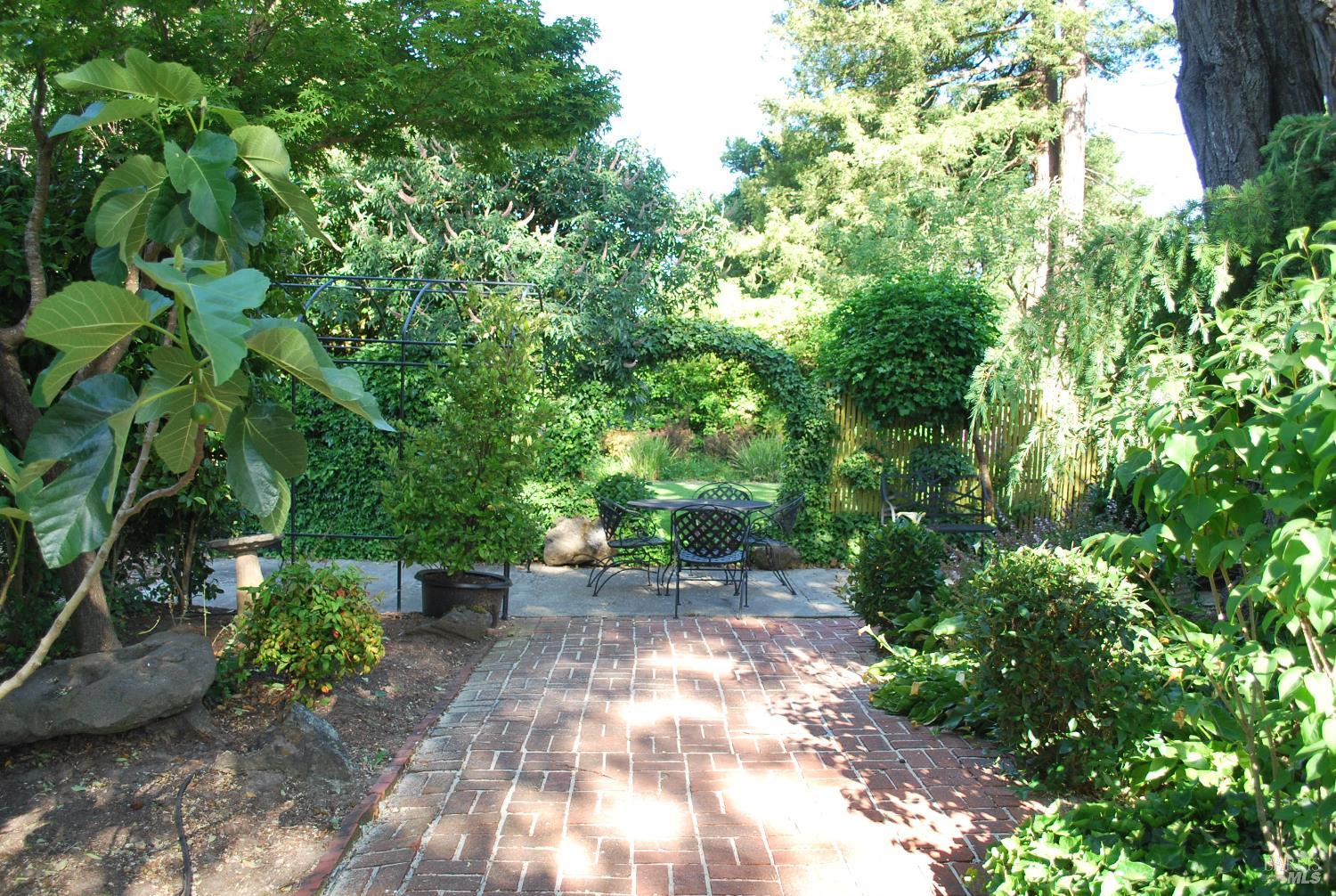 Detail Gallery Image 33 of 50 For 1801 Bodega Ave, Petaluma,  CA 94952 - 5 Beds | 2/1 Baths