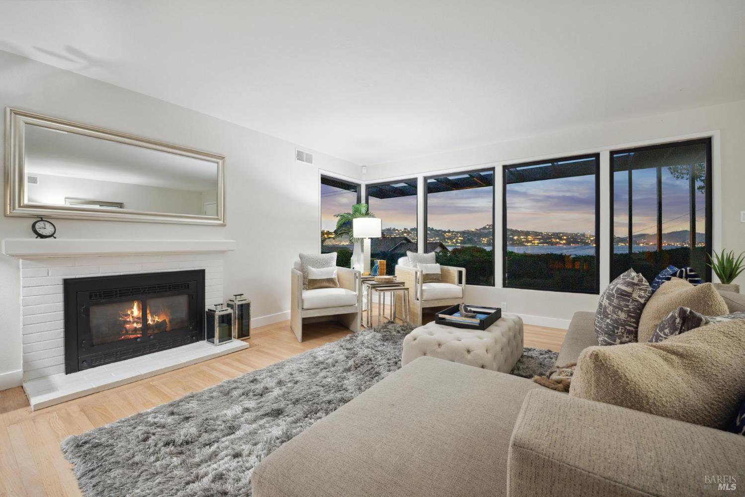 Detail Gallery Image 3 of 28 For 308 E Strawberry Dr, Mill Valley,  CA 94941 - 3 Beds | 2 Baths