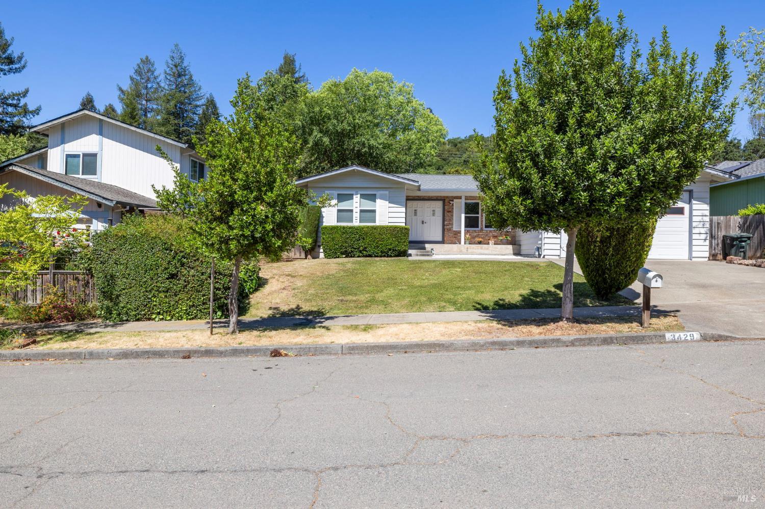 Detail Gallery Image 4 of 52 For 3429 Castlerock Ct, Santa Rosa,  CA 95404 - 4 Beds | 2 Baths